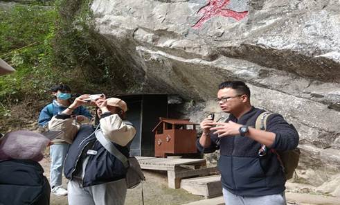 杨平恒教师在讲授天生三桥形成原因  麦惠鑫